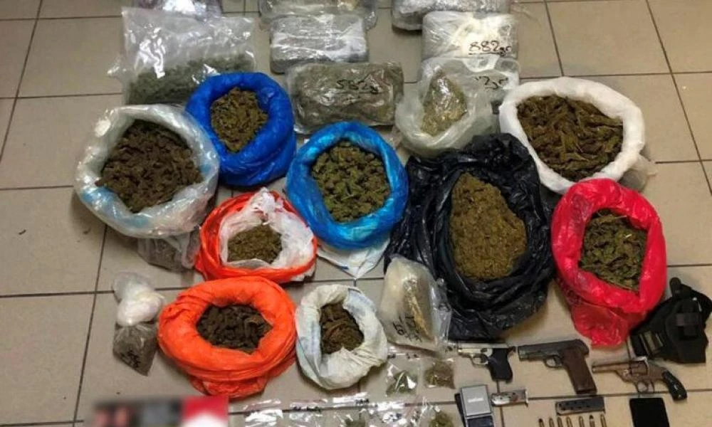 Καλαμάτα: Πατέρας και γιός διακινούσαν κάναβη – Συνελήφθησαν με 15κιλά και 3 όπλα στην κατοχή τους